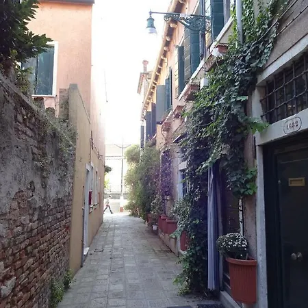 Artist House Apartment *